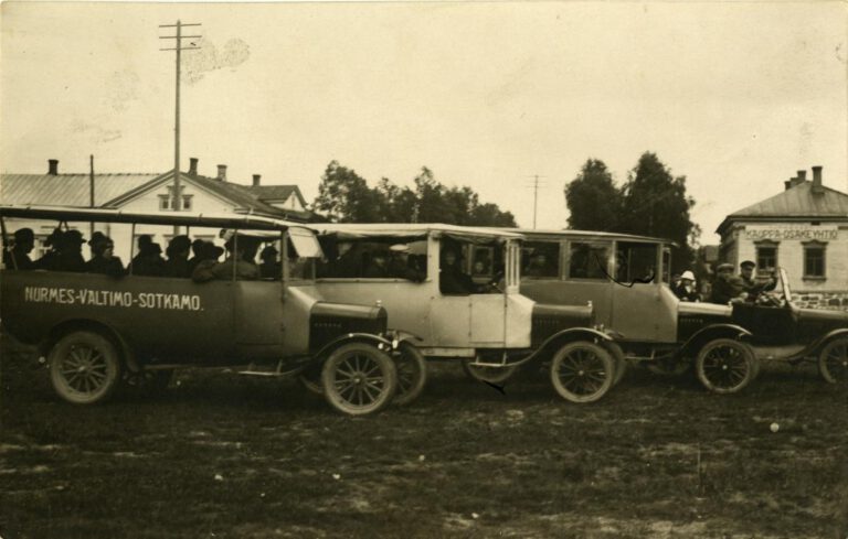 Nurmes-Valtimo-Sotkamo linja-autokyyti vuonna 1930. Kuvassa kolme linja-autoa asemalla odottamassa asiakkaita.